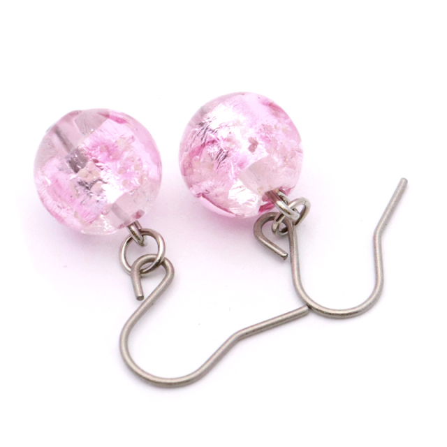 ホタルガラス ピアス レディース チェリー ピンク クリア 桃色 光る 蓄光 チタン製 とんぼ玉 沖縄 お土産 アクセサリー 琉球