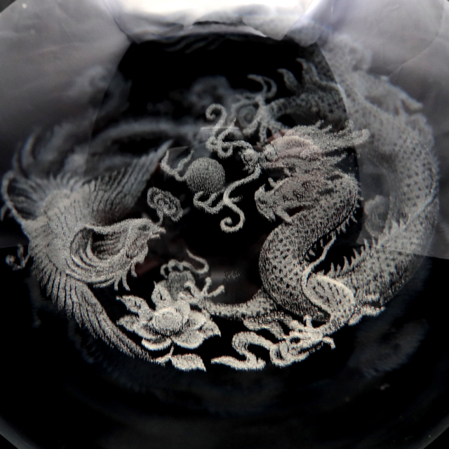 龍 龍鳳 クリスタルボール 約80mm 龍神 ドラゴンボール 干支 辰 置き物 人工水晶 丸玉 台座付き 正月 新年 縁起物 彫り物 置物