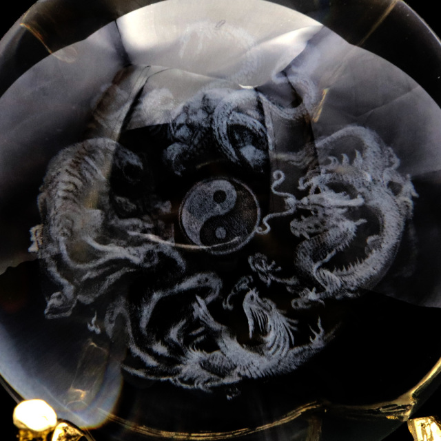 置物 四神 クリスタル ガラス ボール 約80mm 四神獣 青龍 白虎 朱雀 玄武 置き物 人工水晶 丸玉 台座付き 正月 新年 縁起物