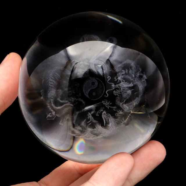 置物 四神 クリスタル ガラス ボール 約80mm 四神獣 青龍 白虎 朱雀 玄武 置き物 人工水晶 丸玉 台座付き 正月 新年 縁起物