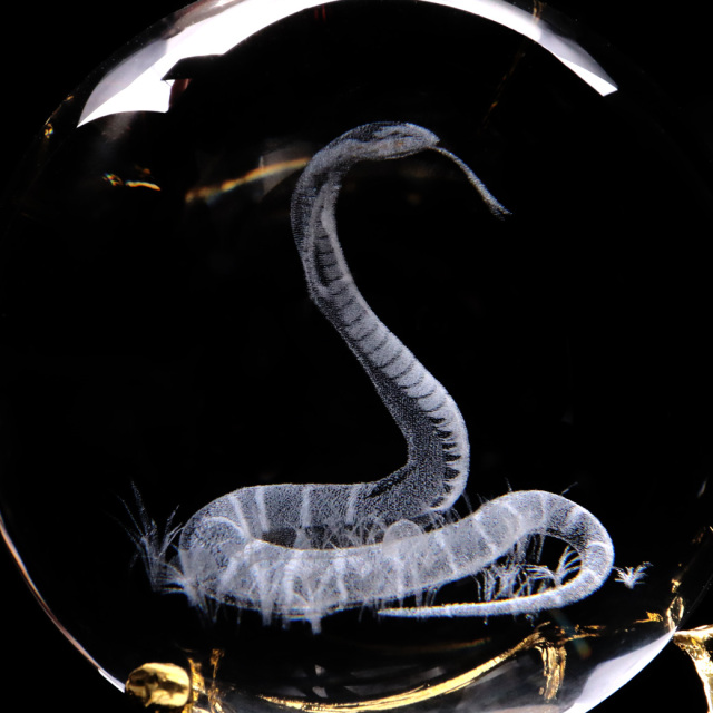 蛇 クリスタルボール 約80mm 干支 巳年 2025年 置き物 人工水晶 丸玉 正月 新年 縁起物 彫り物 置物 コブラ へび年