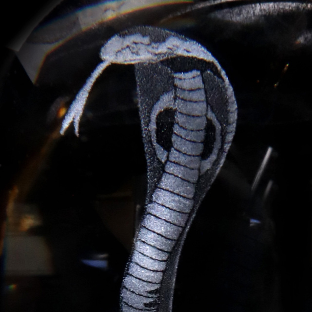 蛇 クリスタルボール 約80mm 干支 巳年 2025年 置き物 人工水晶 丸玉 正月 新年 縁起物 彫り物 置物 コブラ へび年