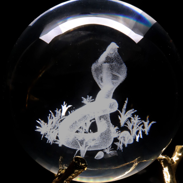 蛇 クリスタルボール 約80mm 干支 巳年 2025年 置き物 人工水晶 丸玉 正月 新年 縁起物 彫り物 置物 コブラ へび年