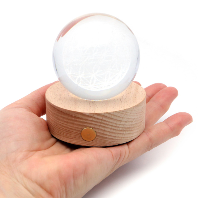 フラワーオブライフ クリスタルボール 約60mm 置き物 人工水晶 丸玉 LEDライト 照明 台座付き 神聖幾何学模様 縁起物 彫り物 置物 玄関