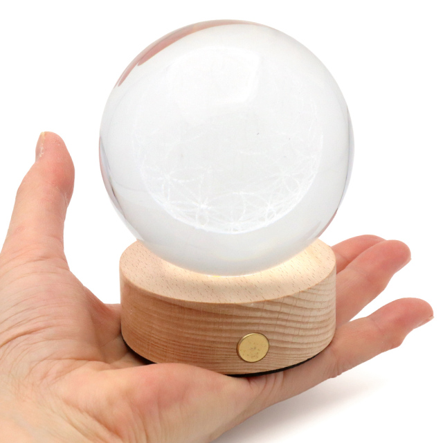 フラワーオブライフ クリスタルボール 約80mm 置き物 人工水晶 丸玉 LEDライト 照明 台座付き 神聖幾何学模様 縁起物 彫り物 置物 玄関