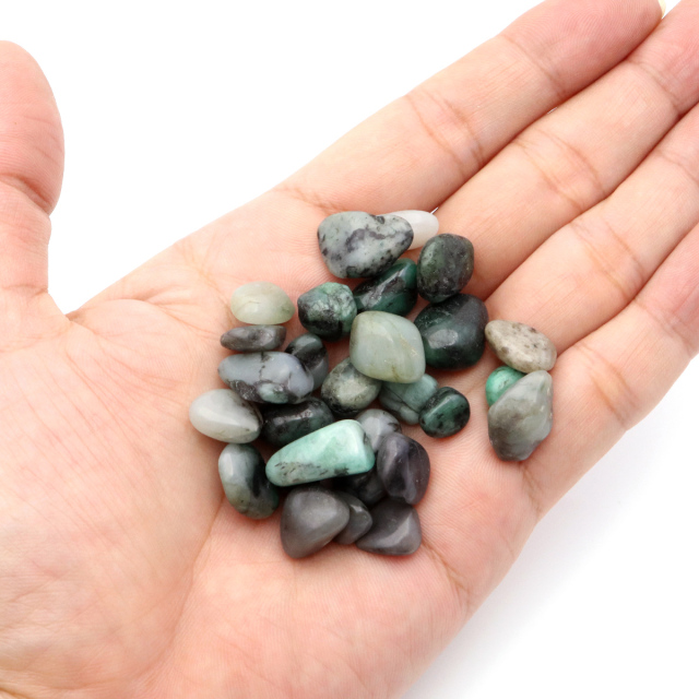 エメラルド さざれ石 本物 希少 ベリル 緑柱石 100g サイズ大 天然石 パワーストーン 浄化グッズ ネイルパーツ 材料 レジンパーツ
