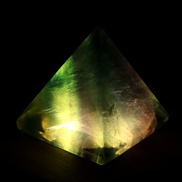 フローライト ピラミッド LEDライト付き 癒し グッズ 空間 幻想的 照明 手のひらサイズ 1点もの レインボー 蛍石 パワーストーン 天然石