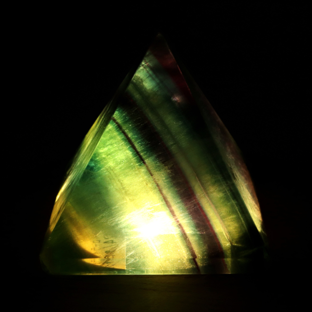 フローライト ピラミッド LEDライト付き 癒し グッズ 空間 幻想的 照明 手のひらサイズ 1点もの レインボー 蛍石 パワーストーン 天然石