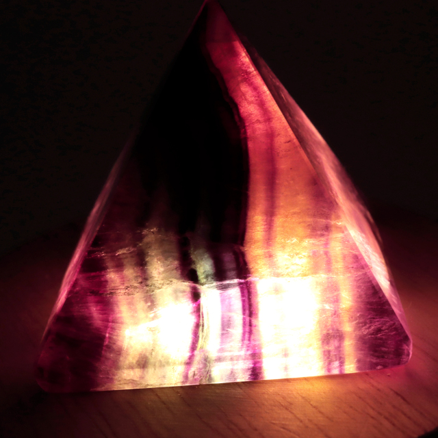 フローライト ピラミッド LEDライト付き 癒し グッズ 空間 幻想的 照明 フローライト ピラミッド LEDライト付き 癒し グッズ 空間 幻想的 照明