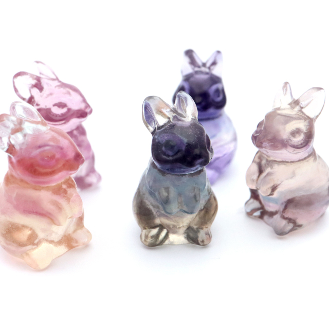 ウサギ 置き物 フローライト イエロー グリーン パープル ピンク 正月 新年 縁起物 彫り物 兎 干支 卯 天然石 パワーストーン