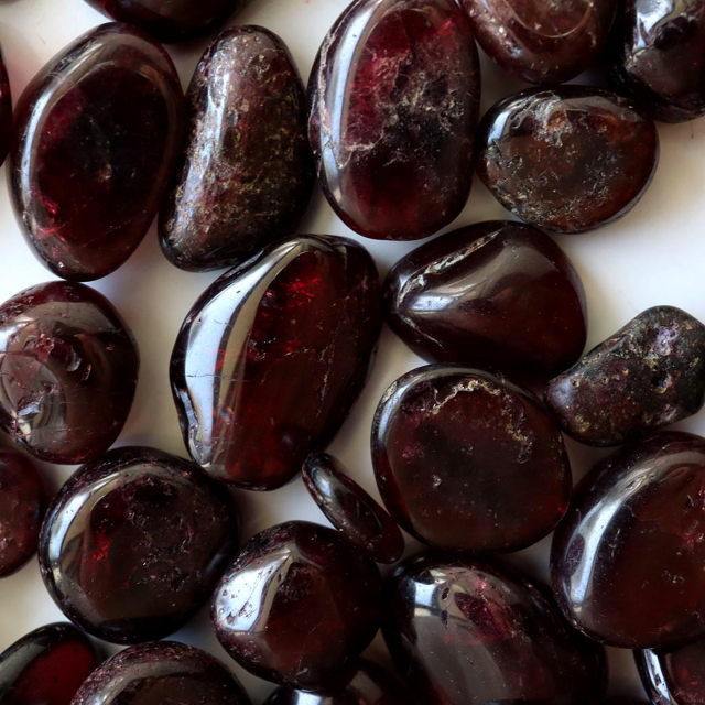 ガーネット 柘榴石 さざれ 100g サイズ中 丸みを帯びた形状 天然石 パワーストーン 浄化グッズ