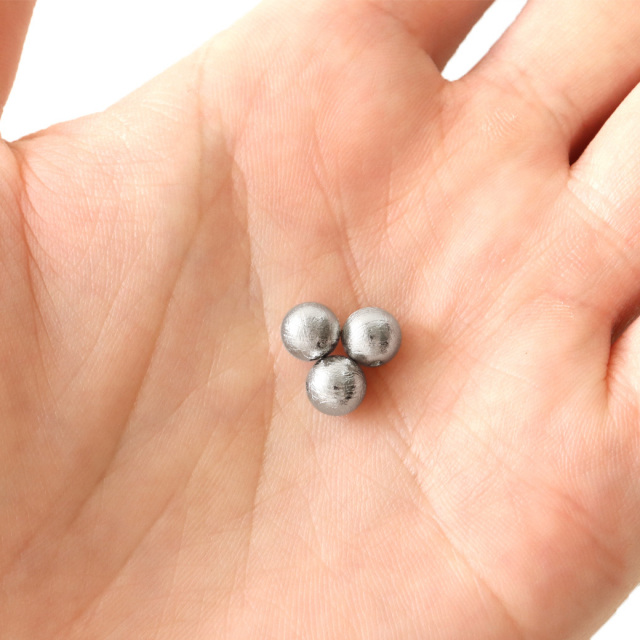 ナミビア・ギベオン　鉄隕石（メテオライト）シルバー粒売り6mm