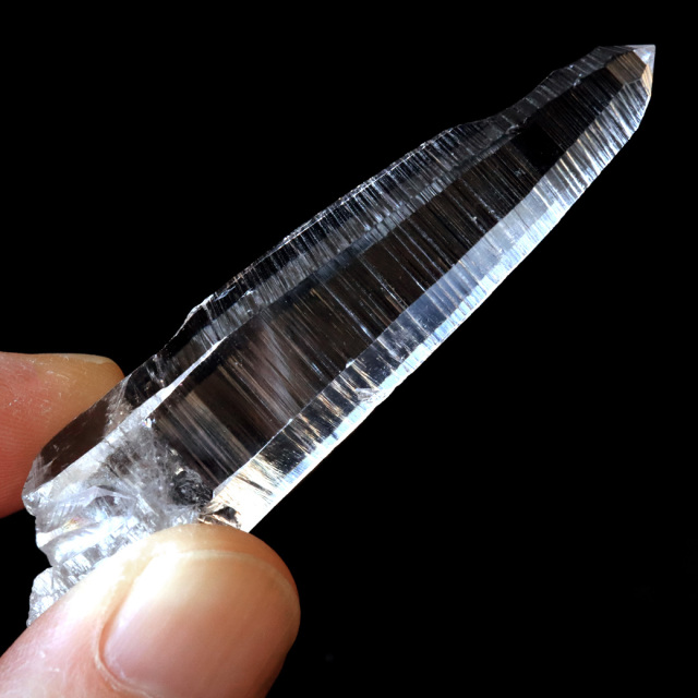 レムリアンシード | バーコード状の縞条線が特徴的な水晶