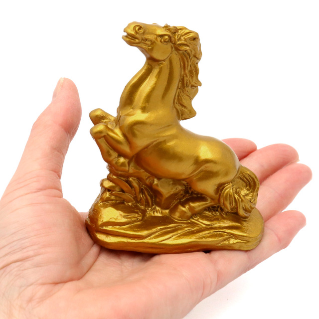 馬 2026年 干支 午年 置き物 樹脂製 Sサイズ 正月 新年 縁起物 彫り物 開運 元宝 財運 商売繁盛 風水グッズ うま 置物 ホース 年末年始