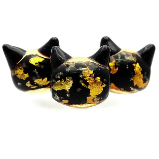 ホタルガラス ねこ ビーズ 1粒 光る 蓄光 イエロー ゴールド パーツ 猫 ネコ 制作 粒売り手芸 黄色 金色 かわいい 招き猫