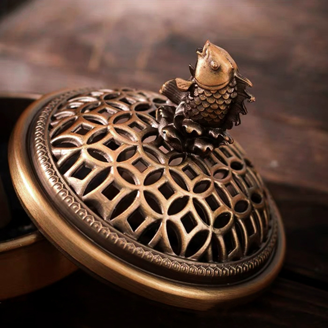 香炉 おしゃれ お香立て 真鍮製 魚 鯉 蓋付き 不燃綿入り 丸型 渦巻型