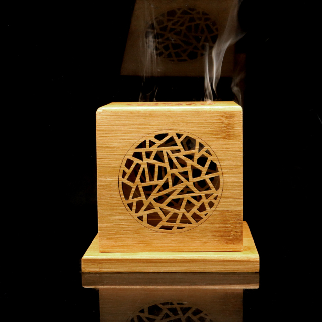 香炉 おしゃれ 透かし彫り 竹素材 キューブ型 ホワイトセージ 渦巻線香 コーン 対応 浄化用 受け皿 ギフト 灰がこぼれない リラックス