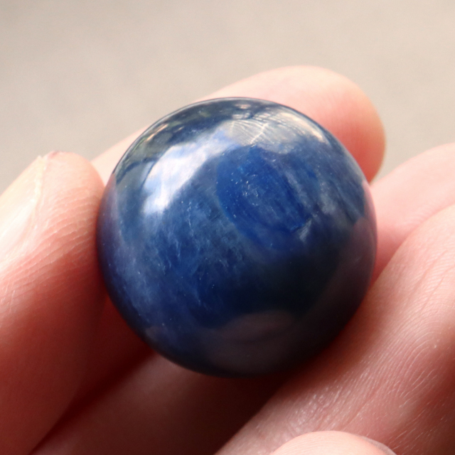 カイヤナイト 丸玉 キャッツアイ 直径約21mm 台座付き 天然石 パワーストーン 1点もの kyanite 藍晶石