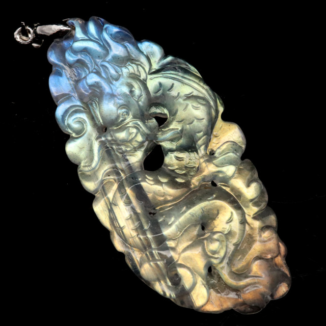 ラブラドライト ペンダント 手彫り 龍 ネックレス 天然石 パワーストーン 光り輝く ドラゴン レインボー シラー1点もの