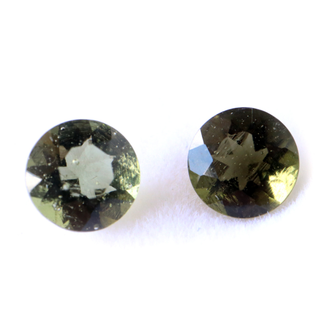 モルダバイト ルース 0.6ct ラウンドカット チェコ産 宝石質 裸石  穴無し 天然ガラス 宇宙の神秘 天然石 パワーストーン 癒し