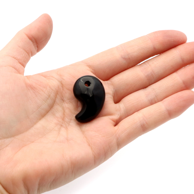黒水晶 本物 モリオン 勾玉 まがたま 30 x 20mm お守り モーリオン アクセサリー ネックレスづくりのパーツに 天然石