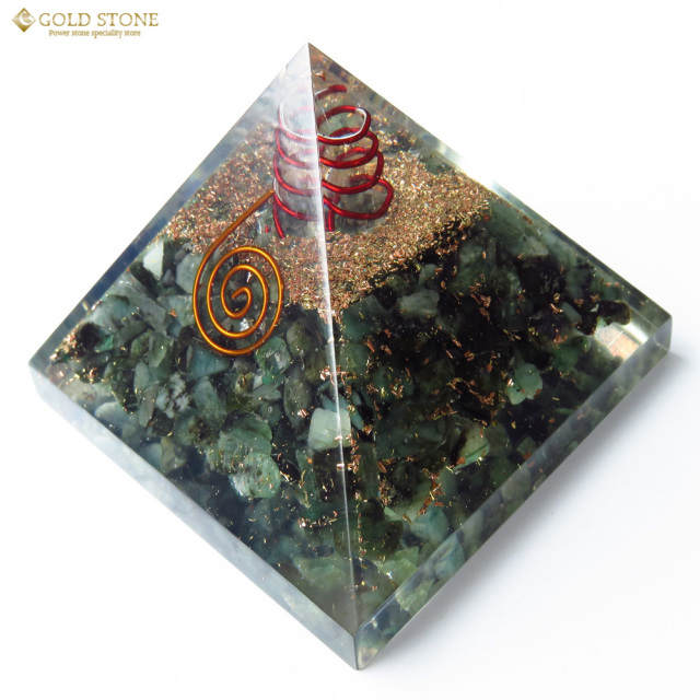 グリーンクォーツ使用 水晶単結晶入り オルゴナイトピラミッド 大人気スピリチュアルグッズ 幅約65-70mm前後