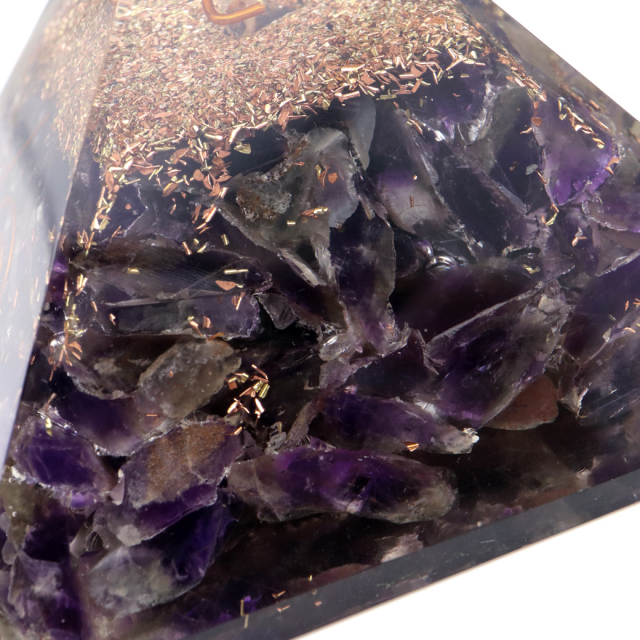 アメジスト使用 水晶単結晶入り オルゴナイトピラミッド 大人気スピリチュアルグッズ 幅約65-70mm前後