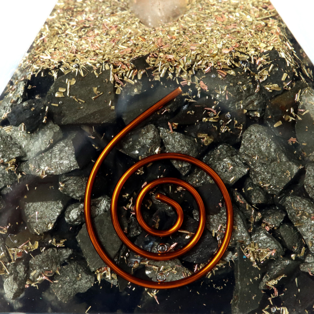 北海道産 ブラックシリカ 使用 水晶単結晶入り オルゴナイト ピラミッド 大人気スピリチュアルグッズ 幅約65-70mm前後 母の日