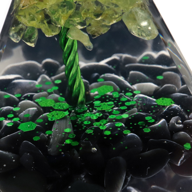オルゴナイト ピラミッド 招財樹 天然石 さざれ オブシディアン ペリドット 幅 約5cm orgonite pyramid  置物