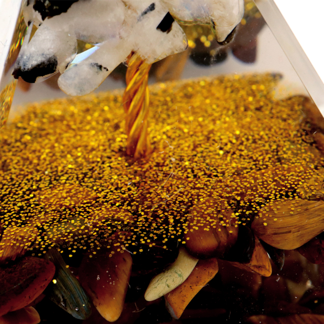 オルゴナイト ピラミッド 招財樹 天然石 さざれ タイガーアイ ムーンストーン 幅 約5cm orgonite pyramid  置物