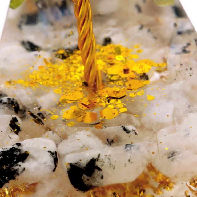 オルゴナイト ピラミッド 招財樹 天然石 さざれ ムーンストーン ペリドット 幅 約5cm orgonite pyramid  置物