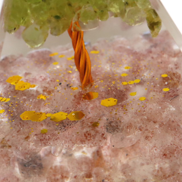オルゴナイト ピラミッド 招財樹 天然石 さざれ ストロベリークォーツ ペリドット 幅 約5cm orgonite pyramid  置物