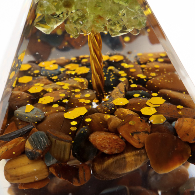 オルゴナイト ピラミッド 招財樹 天然石 さざれ タイガーアイ ペリドット 幅 約5cm orgonite pyramid  置物