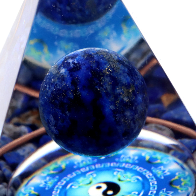 オルゴナイト ピラミッド ラピスラズリ さざれ 丸玉入り 青金石 太極 orgonite pyramid  置物 天然石 パワーストーン 浄化