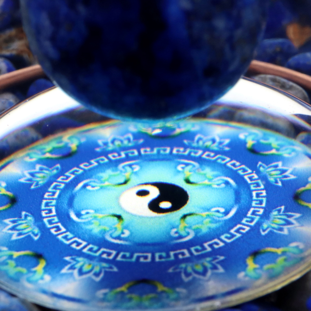 オルゴナイト ピラミッド ラピスラズリ さざれ 丸玉入り 青金石 太極 orgonite pyramid  置物 天然石 パワーストーン 浄化