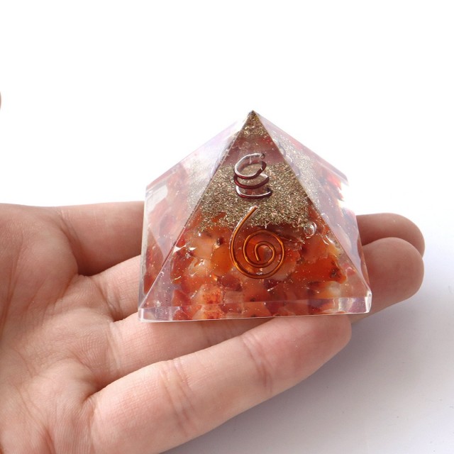 カーネリアン使用 水晶単結晶入り オルゴナイトピラミッド 大人気スピリチュアルグッズ 幅約55mm前後
