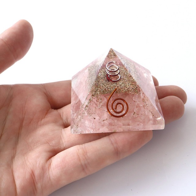 ローズクォーツ使用 水晶単結晶入り オルゴナイトピラミッド 大人気スピリチュアルグッズ 幅約55mm前後