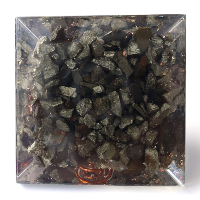 北海道産 ブラックシリカ使用 水晶単結晶入り オルゴナイトピラミッド 大人気スピリチュアルグッズ 幅約45mm前後