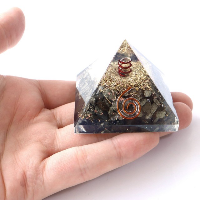北海道産 ブラックシリカ使用 水晶単結晶入り オルゴナイトピラミッド 大人気スピリチュアルグッズ 幅約45mm前後