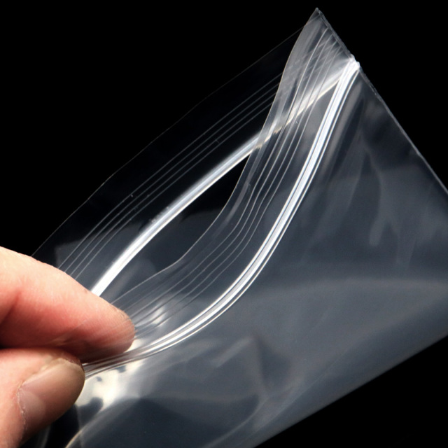 チャック付きポリ袋 140 x 100mm 100枚入り ジップ式 業務用 厚手 透明 ビニール袋 包装 マスク入れ マスクケース 持ち運び 携帯