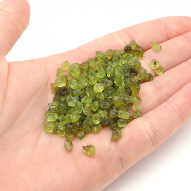 ペリドット 橄欖石 高品質 AAA さざれ石 本物 5-7mm 30g 結晶 天然石 パワーストーン 浄化グッズ ネイルパーツ 材料