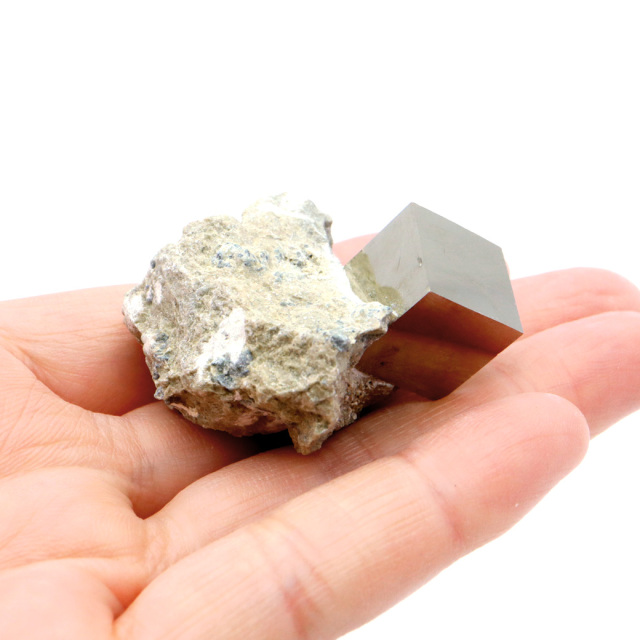 パイライト 原石 母岩付き スペイン ナバフン産 キュービック 結晶 1点もの 黄鉄鉱 pyrite パワーストーン 天然石