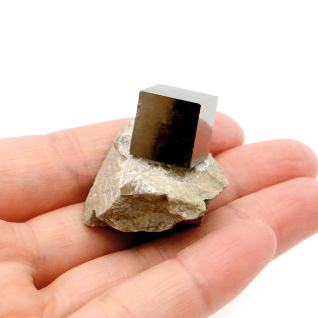 パイライト 原石 母岩付き スペイン ナバフン産 キュービック 結晶 1点もの 黄鉄鉱 pyrite パワーストーン 天然石