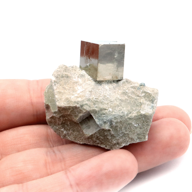 パイライト 原石 母岩付き スペイン ナバフン産 キュービック 結晶 1点もの 黄鉄鉱 pyrite パワーストーン 天然石