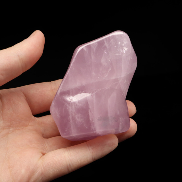 ディープローズクォーツ 原石 全面磨き ポリッシュ 研磨仕上げ マダガスカル産 紅水晶 天然石 置き物 置物 インテリア 鉱物 オブジェ