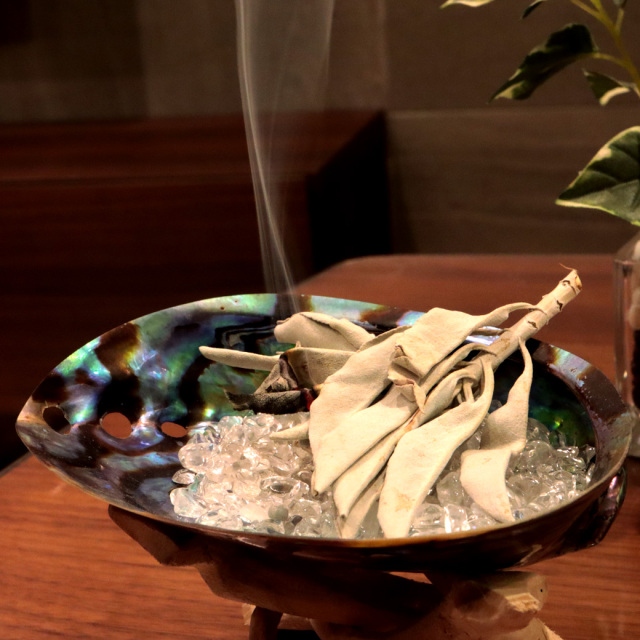 ホワイトセージ セット アバロンシェル 水晶さざれ 木製台座 4点 入門キット アロマ お香 カリフォルニア州産 セージ 無農薬