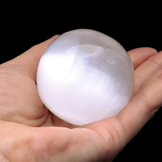 セレナイト 丸玉 約5cm 置き物 モロッコ産 原石 台座付き キャッツアイセレナイト オブジェ 透石膏 