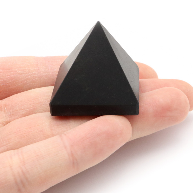 シュンガイト ピラミッド 28mm前後 Sサイズ ロシア カレリア共和国シュンガ 天然石 パワーストーン Shungite