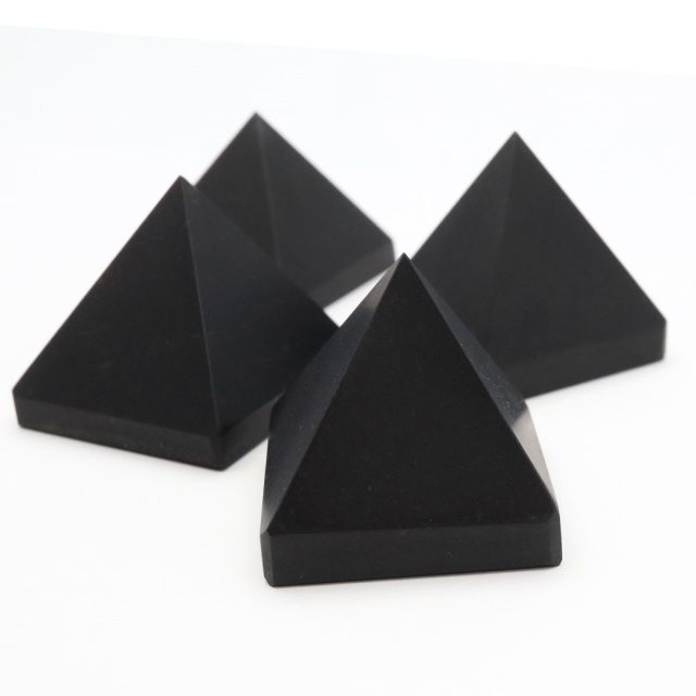 シュンガイト ピラミッド 28mm前後 Sサイズ ロシア カレリア共和国シュンガ 天然石 パワーストーン Shungite