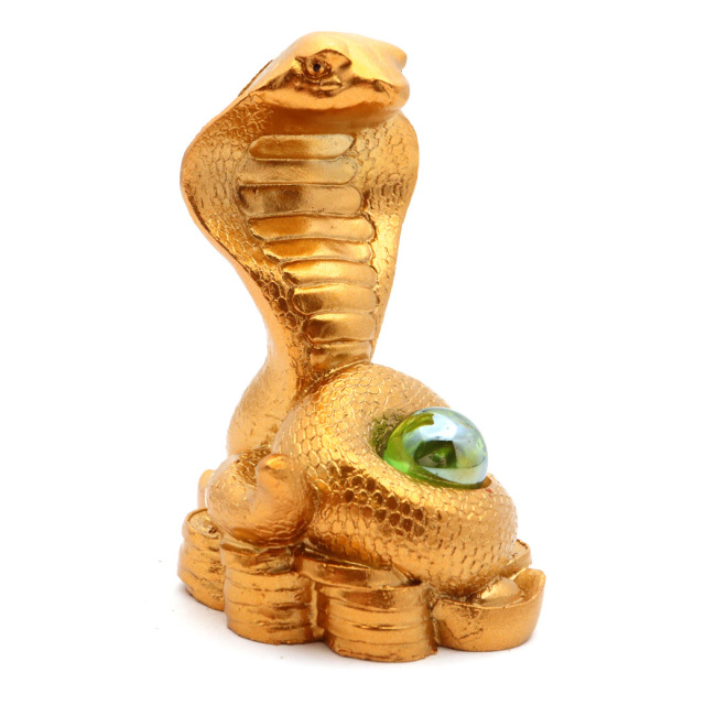 蛇 2025年 干支 巳 置き物 コブラ ガラス玉付 Sサイズ 樹脂製 正月 新年 縁起物 彫り物 開運 元宝 財運 商売繁盛 風水グッズ へび 置物